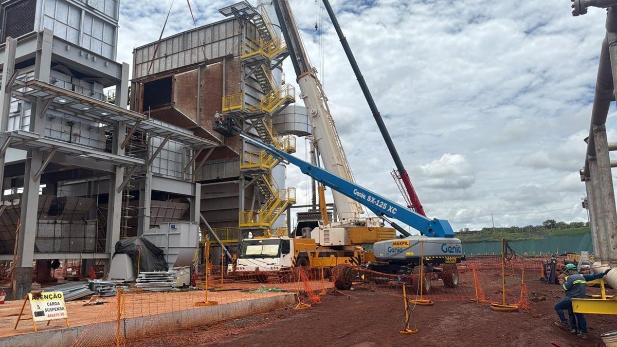 Içamento de módulo da caldeira com guindaste em obra de montagem industrial