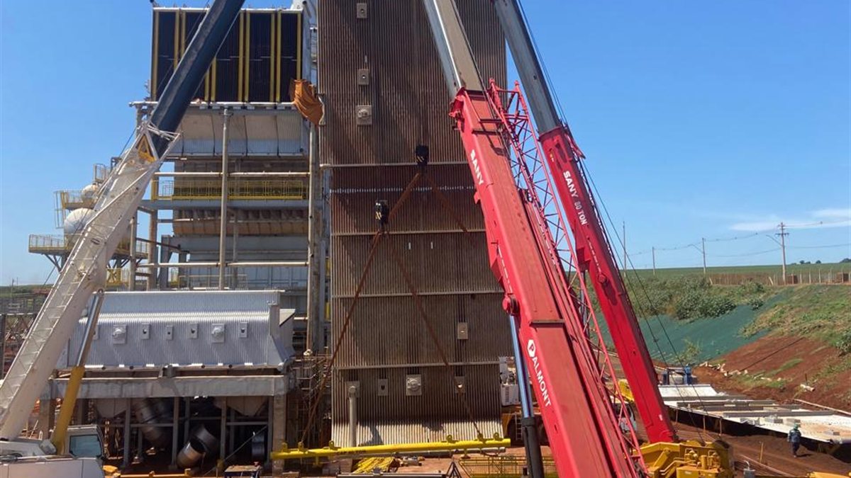 Painel da caldeira sendo içado por guindaste de grande porte