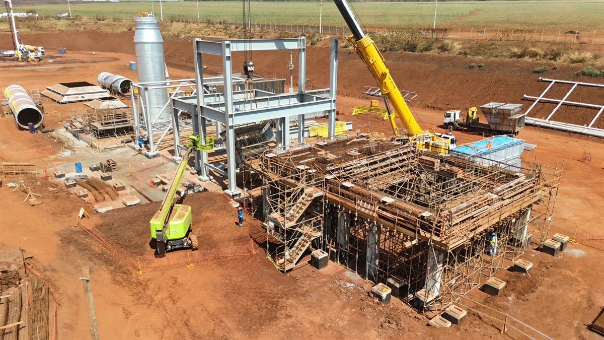 Montagem de estruturas metálicas e concretagem no canteiro
