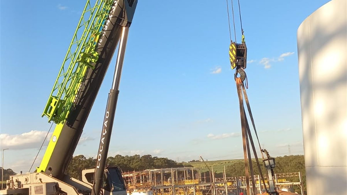 Içamento de tanque com guindaste em planta industrial